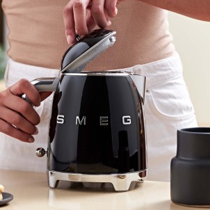 Smeg KLF05BLEU Nero Lucido 50's Style Mini Bollitore 0,8 litri 3 Tazze AutoOFF 100°C