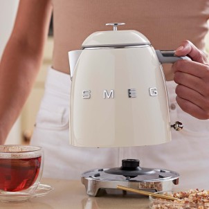 Smeg KLF05CREU Panna Lucido 50's Style Mini Bollitore 0,8 litri 3 Tazze AutoOFF 100°C