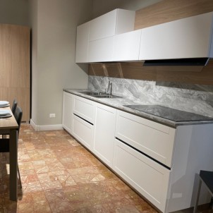 Mobilegno Cucina Laccato Opaco Bianco Anta Frame Colonne Rovere Piano Laminato Unicolor 2cm