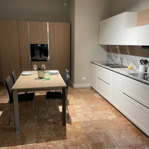 Mobilegno Cucina Laccato Opaco Bianco Anta Frame Colonne Rovere Piano Laminato Unicolor 2cm