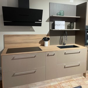 Mobilegno Cucina Melaminico Palladio Satinato Colonne Brunito Satinato Piano e Laterali Unicolor Noce Sinfonia 2cm