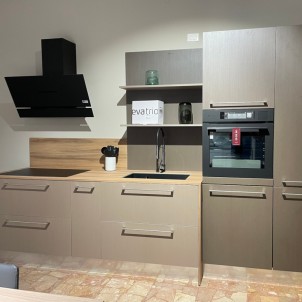 Mobilegno Cucina Melaminico Palladio Satinato Colonne Brunito Satinato Piano e Laterali Unicolor Noce Sinfonia 2cm