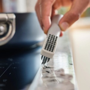 Joseph Joseph CleanTech 3-in-1 Spot Cleaning Tool Spazzola Compatta con Raschietto