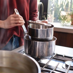 Joseph Joseph Space Steel Set di 3 Pentole 15-19-23 cm Inox Manico Pieghevole Coperchi x Gas Elettrico Induzione Forno